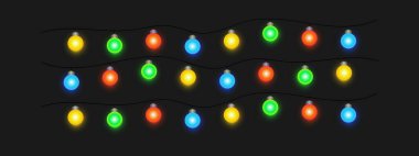 Düzenli sıralarda kümelenmiş renkli ampuller. Retro titreşimli kalın dekoratif ışıklandırma.