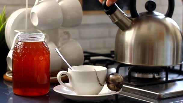 The kettle is boiling and the girl is making tea — Stock Video