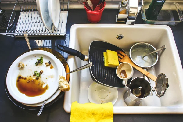 Egy csomó piszkos edényeket a fehér mosogató — Stock Fotó