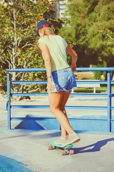 Menina bonita montando em um skate — Fotografia de Stock