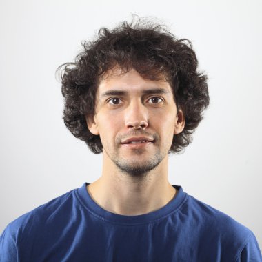 Portre gülümseyen genç, yakışıklı adam.