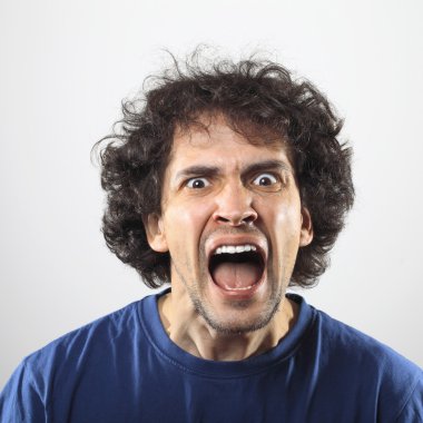 Öfkeli ve kızgın genç adam portresi.