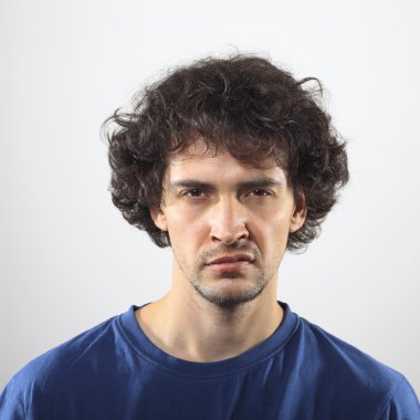 Kızgın adam portresi.