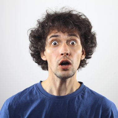 Portre sürpriz genç adam.