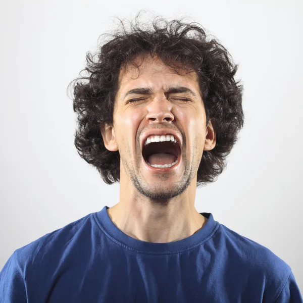 Öfkeli ve kızgın genç adam portresi.