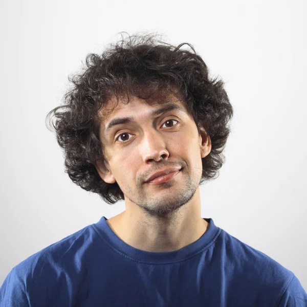 Jovem, bonito homem sorrindo retrato . — Fotografia de Stock