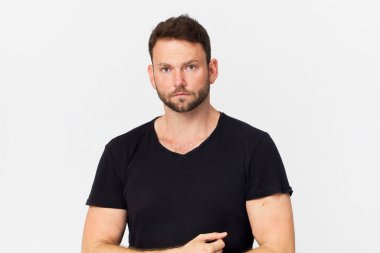 Beyaz arka planda siyah resimli yakışıklı adam.