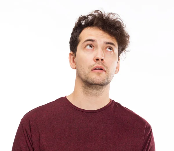 Homem Positivo Com Aparência Atraente Vestindo Camiseta Olhando Para Cima — Fotografia de Stock