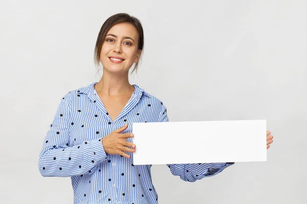 Glimlachende Mooie Vrouw Met Leeg Bord Geïsoleerd Witte Muur — Stockfoto