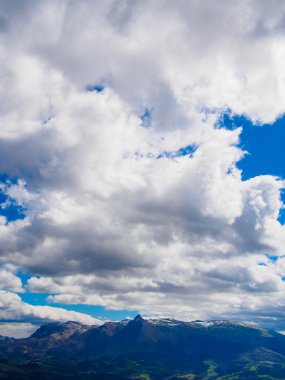 Txindoki, beasain, Bask Ülkesi güneşli dağda kar