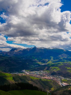 Txindoki, beasain, Bask Ülkesi güneşli dağda kar