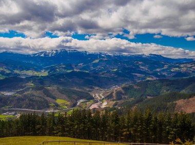 Txindoki, beasain, Bask Ülkesi güneşli dağda kar