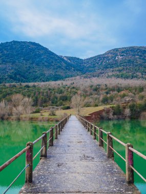 Yeşil Göl üzerinde kaya köprü