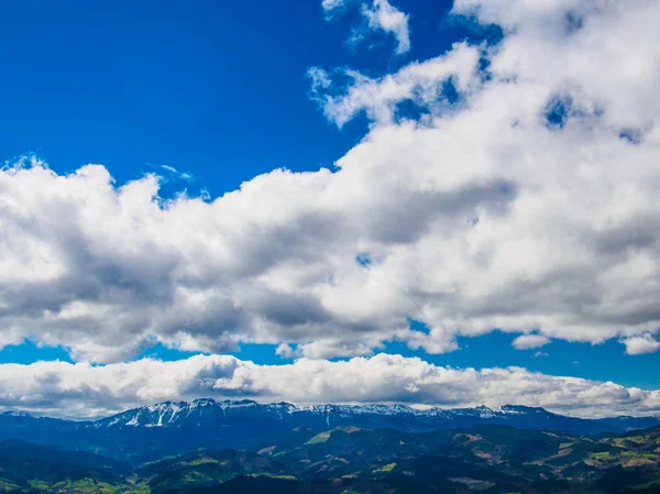 Txindoki, beasain, Bask Ülkesi güneşli dağda kar