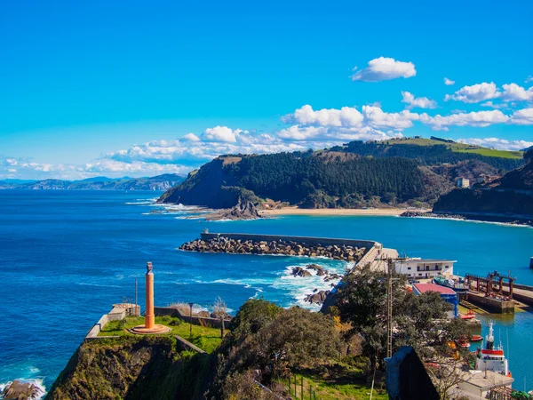 Costa del País Vasco con acantilados y rocas — Foto de Stock