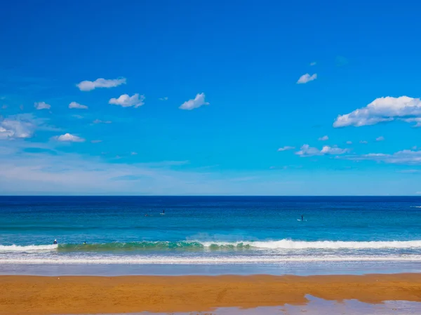 Lekeitio spiaggia isola nella giornata di sole — Foto Stock