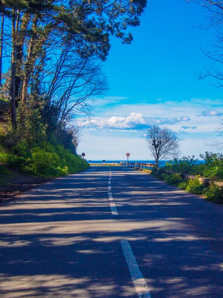 Carretera costera entre la naturaleza en el País Vasco —  Fotos de Stock