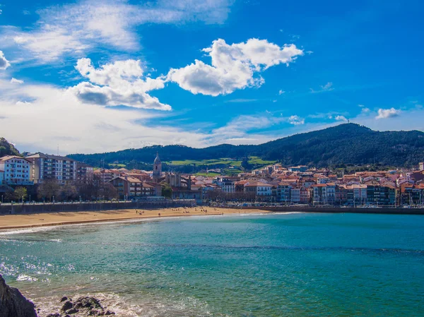 Isla de la playa de Lekeitio en día soleado — Foto de Stock