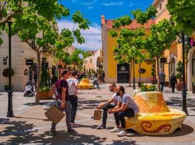 La Roca Köyü, Barcelona, Katalonya, İspanya - Mayıs 2016: insanlar 