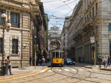 Milan sarı tramvay ile sokak