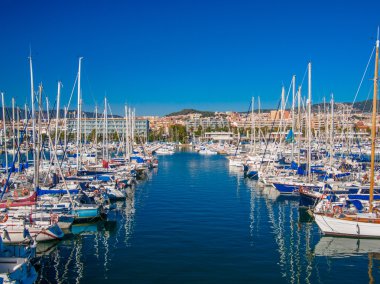 Gece dağ büyük ışık moon yol ile