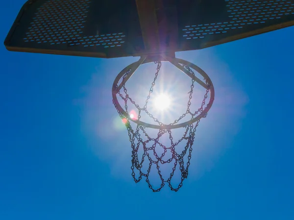 Backboard de basquete no céu ensolarado dia azul na praia — Fotografia de Stock