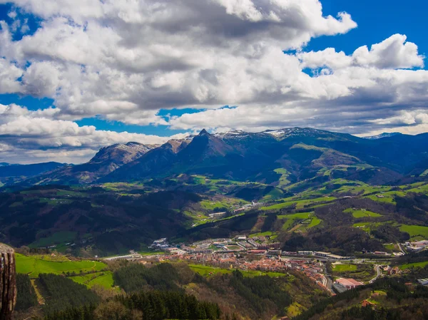 Txindoki, beasain, montaña de nieve en el país vasco en el día soleado — Foto de Stock