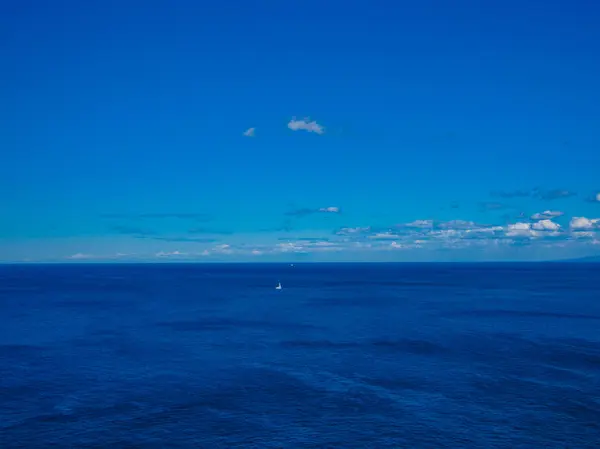 Barco solo, barco, en el mar tranquilo — Foto de Stock