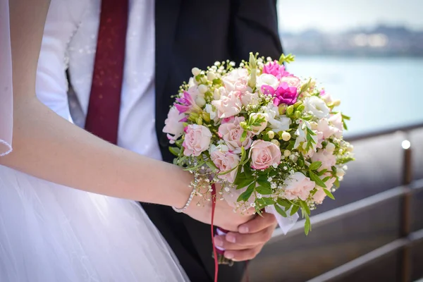 Vacker Bröllopsbukett Delikata Rosa Rosor Händerna Bruden Och Brudgummen Närbild — Stockfoto