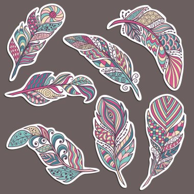 Tasarım ve dekorasyon için, etnik zenart tarzında soyut güzel tüylere sahip bir dizi çıkartma.