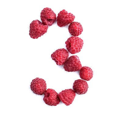 3 numaralı kırmızı lezzetli olgun ahududu, beyaz arka planda izole edilmiş.