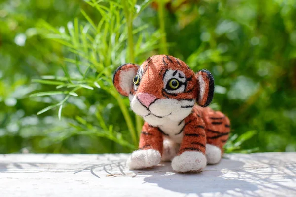 Bonito Engraçado Brinquedo Artesanal Tigre Feltragem — Fotografia de Stock