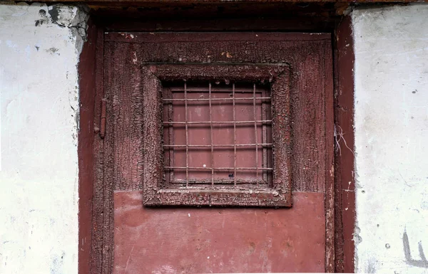 Фрагмент Старой Ржавой Деревянной Двери Решетчатым Окном — стоковое фото