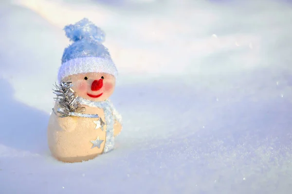Śliczny Bałwan Zabawki Niebieskiej Czapce Śniegu Zimie — Zdjęcie stockowe