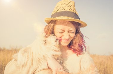 Kız köpeğiyle eğleniyor.
