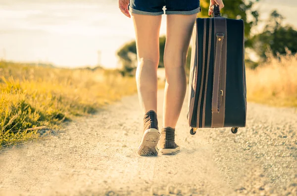 Hombre caminando con valise en el campo — Foto de Stock