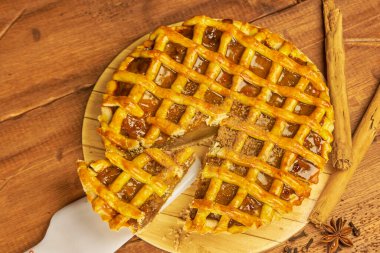 Elmalı turtanın fotokopi alanı olan bir masa üzerindeki yakın plan fotoğrafı. Stüdyo fotoğrafçılık.