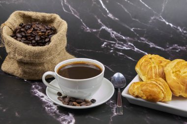 Kahve, yakın plan, taze kavrulmuş fasulye ve kruvasan, fotokopi alanı ve ön plan fotoğrafı..