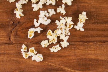 Ön plandaki tahta masada patlamış mısır ve fotokopi alanı.