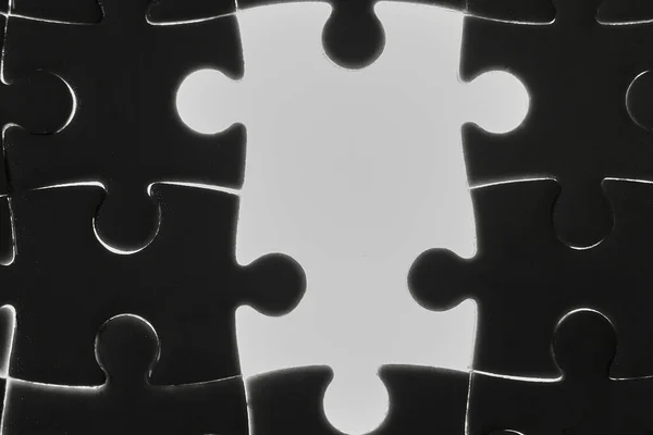 İki renkli yapboz parçaları iş toplantısı konseptini ya da herkesin bir hedefe ulaşmak için önemli olduğu bir takım için bir meydan okumayı ifade eder..