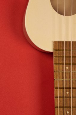 Ukulele, Hawaii kökenli dört telli küçük bir gitar, ön planda, koyu arkaplanda fotokopi alanı var..