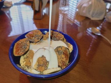 Mavi kasede taze meyve salatası, yan görüş. Sağlıklı ve lezzetli yiyeceklerin fotoğrafı..