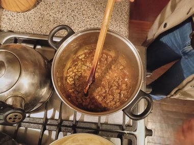 Adım adım Peru Creole Çorbası 'nın hazırlıkları biftek, erişte, yumurta ve sütle yapılır.