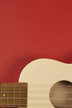 Ukulele, Hawaii kökenli dört telli küçük bir gitar, ön planda, koyu arkaplanda fotokopi alanı var..