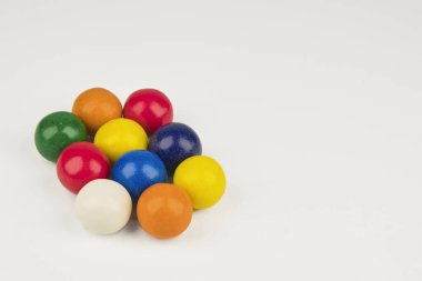 Renkli, dairesel sakız, çocuklar için çok çekici. Boşluğu beyaz arkaplanda kopyala