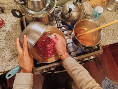 Adım adım Peru Creole Çorbası 'nın hazırlıkları biftek, erişte, yumurta ve sütle yapılır.