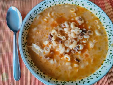 Kreol çorbası derin bir kâsede servis edilir, yakın plan fotoğraf. Çorba sığır eti, erişte, yumurta ve sütle yapılır..