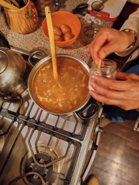 Adım adım Peru Creole Çorbası 'nın hazırlıkları biftek, erişte, yumurta ve sütle yapılır.