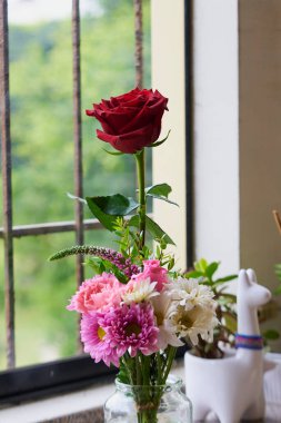 Bir buket çiçek, Sevgililer Günü hediyesi. Yakın plan fotoğraf.