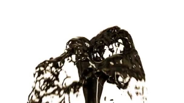 Черный нефтяной фонтан выделяется на белом фоне с Альфа Матте. Концепция 3D анимации. HD 1080 . — стоковое видео
